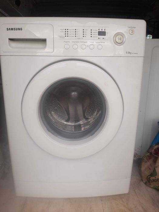 maquina de roupa Sansung 6 quilos em bom estado.