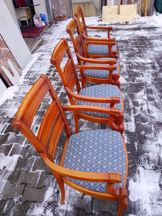 Piękne solidne krzesła -fotele drewniane  jak nowe.