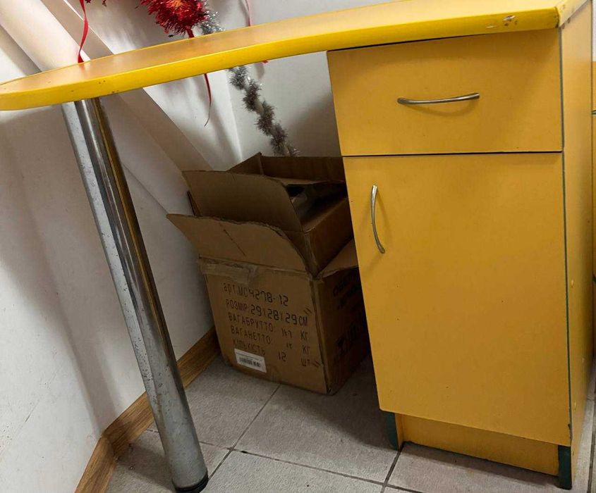 Столи крісла для магазину офісу .