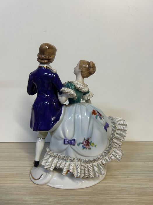 Porcelanowa figurka – para w strojach z epoki nr.9454