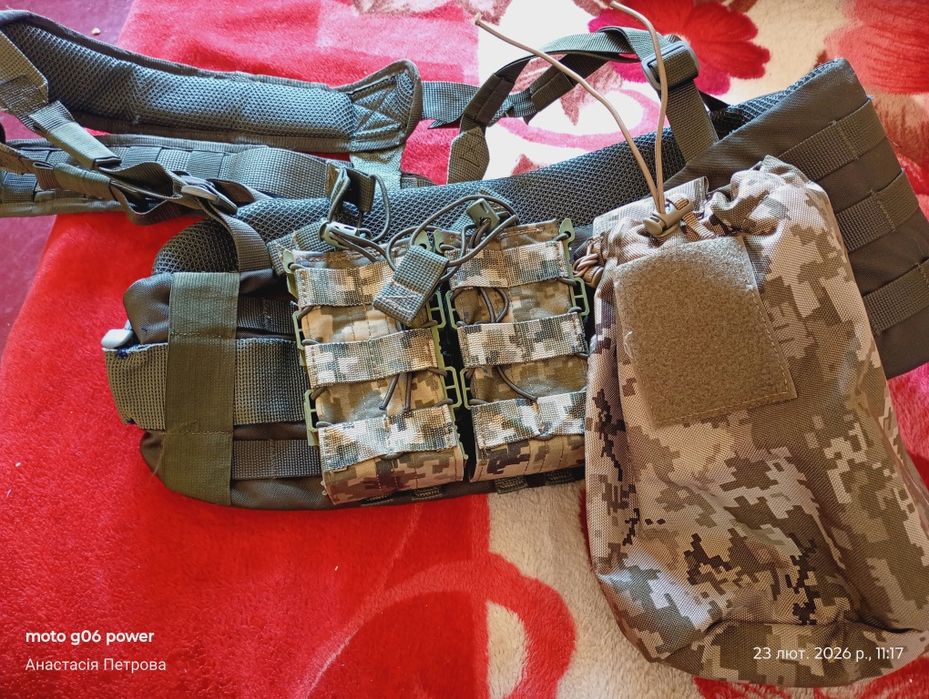 Тактичний бойовий пояс з підсумками