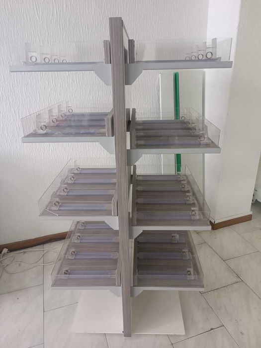 Prateleiras entrada supermercado 2