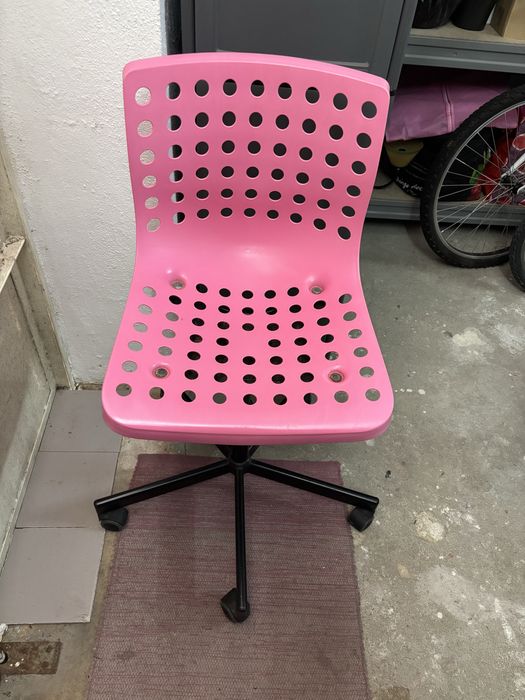 Cadeira cor de rosa de adulto