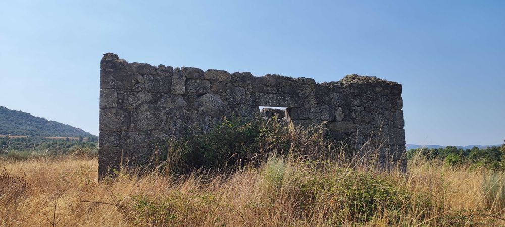 Terreno Rustico com Ruina de Casa Antiga
