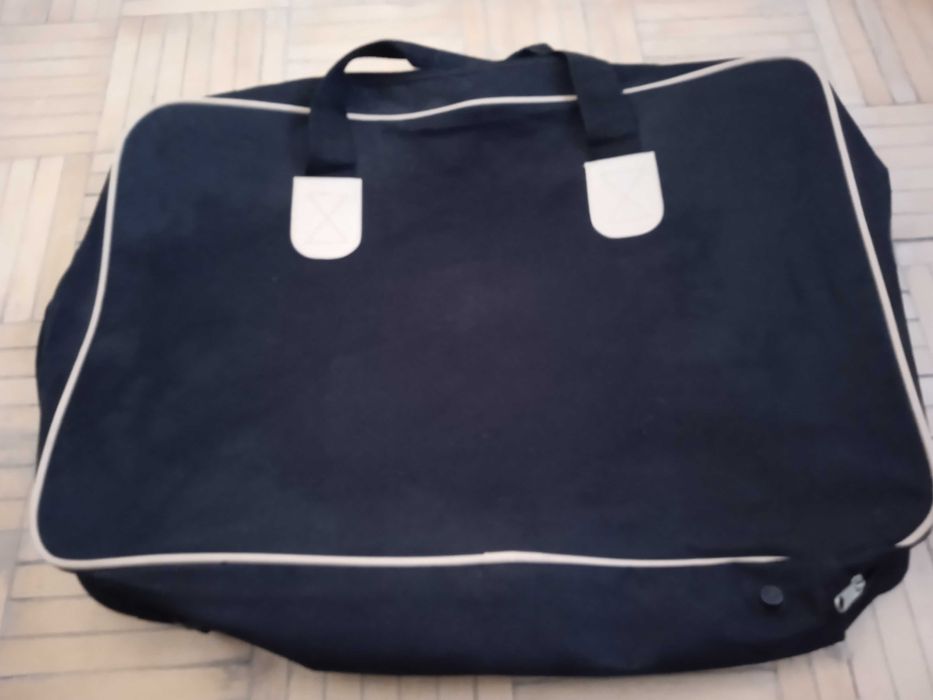 podróżna męska walizka materiałowa