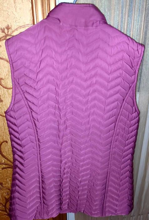 Жилет теплый, полуприталенный на кнопках. С карманами