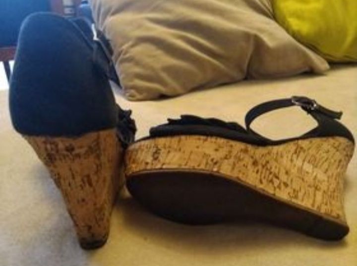 Sapato de cunha preto aberto na frente