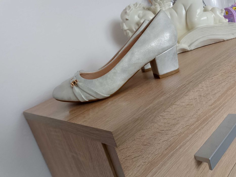 Nowe przepiękne czółenka damskie