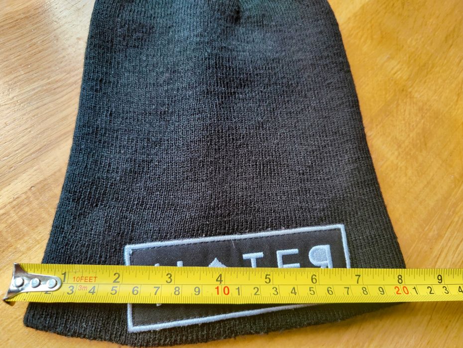 Czapka smerfetka firmy Rebell, czarna, napis „Hoter”