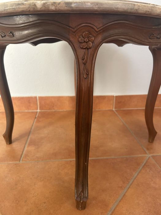 Mesa de apoio de tampo em mármore