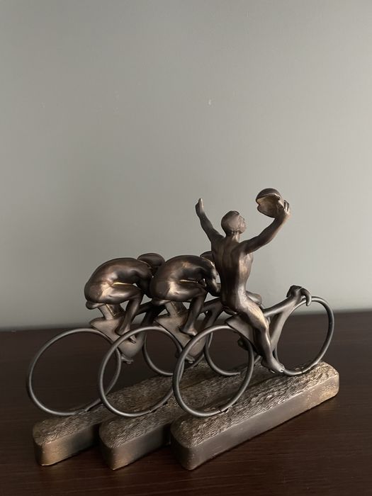 Kolarze brązowa figura rzeźba