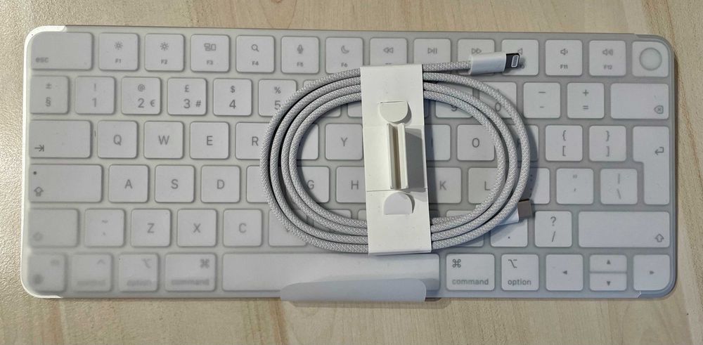 Apple Magic Keyboard z Touch ID A2449 + kabel USB-C → Lightning – Nowa