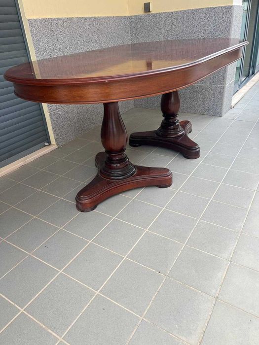 Mesa Oval Extensível com dois pés