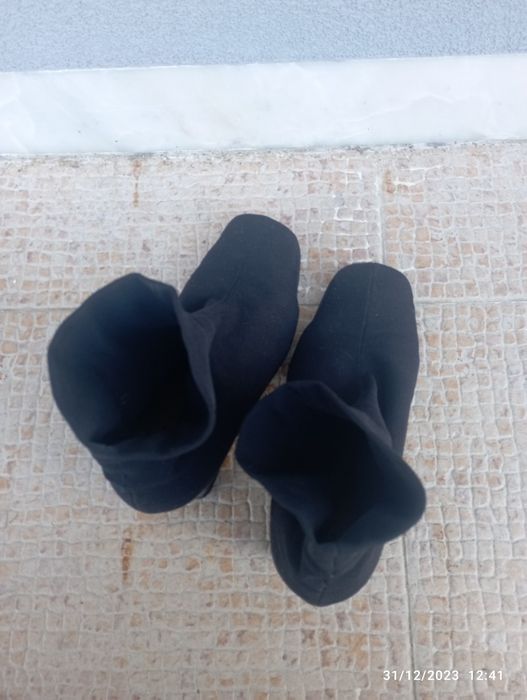 Botins pretos de tecido