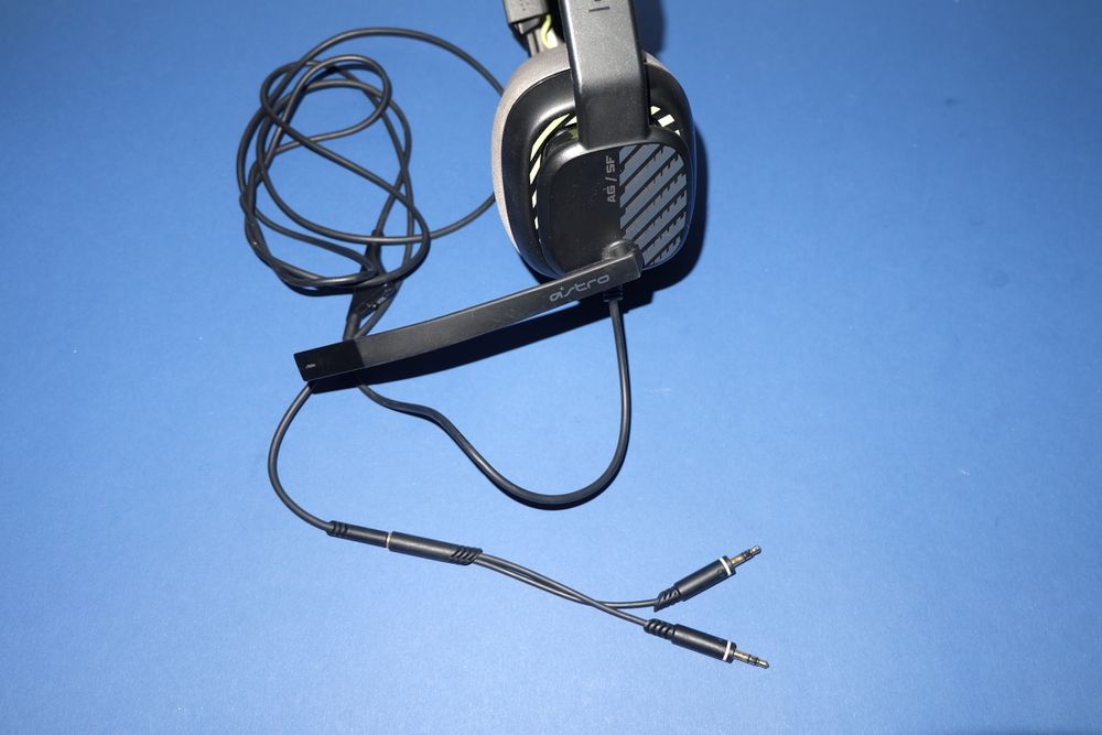 Геймерские наушники astro gaming a10 с микрофоном.