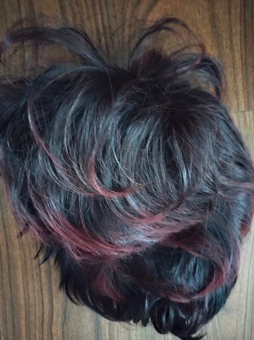 Sprzedam peruka syntetyczna czarna z bordowymi pasemkami ,karnawał