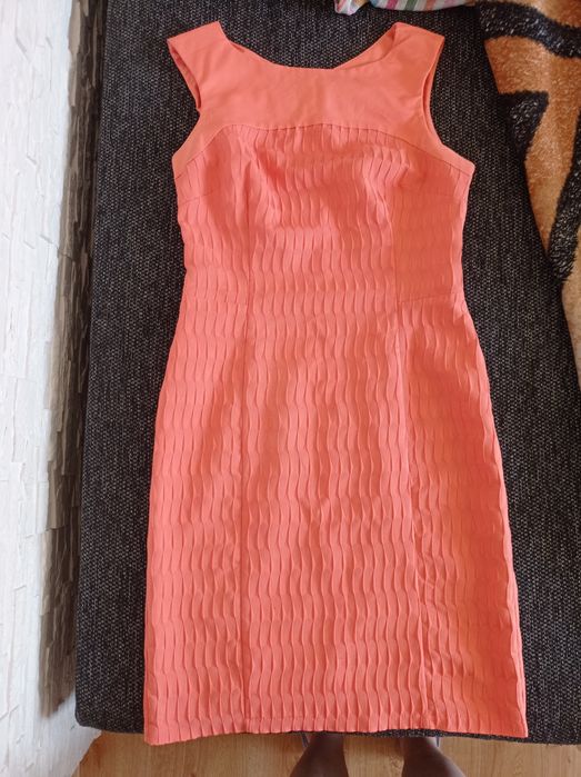 Brzoskwiniowa ołówkowa sukienka w tłoczony wzór