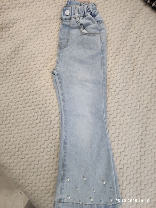 Джинси кльош блакитного кольору для дівчинки, розмір вказаний 7 років