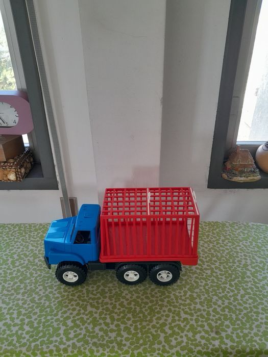 Vendo Camião de Brincar para Criança muito bonito como novo