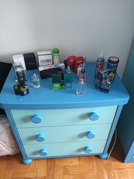 Roupeiro cómoda e mesa de cabeceira  valor negociável