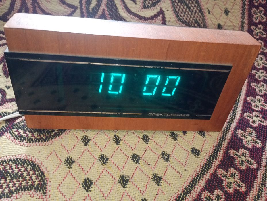 Часы Електроника