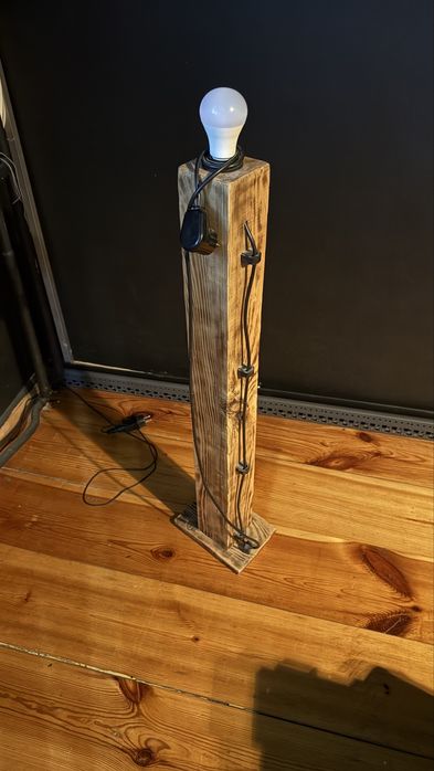 Lampa stojaca drewniana