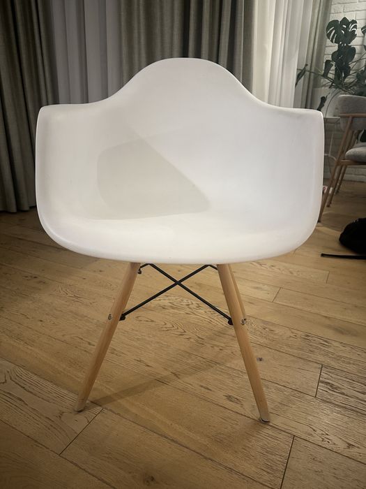 Białe plastikowe krzesło w stylu loftowym