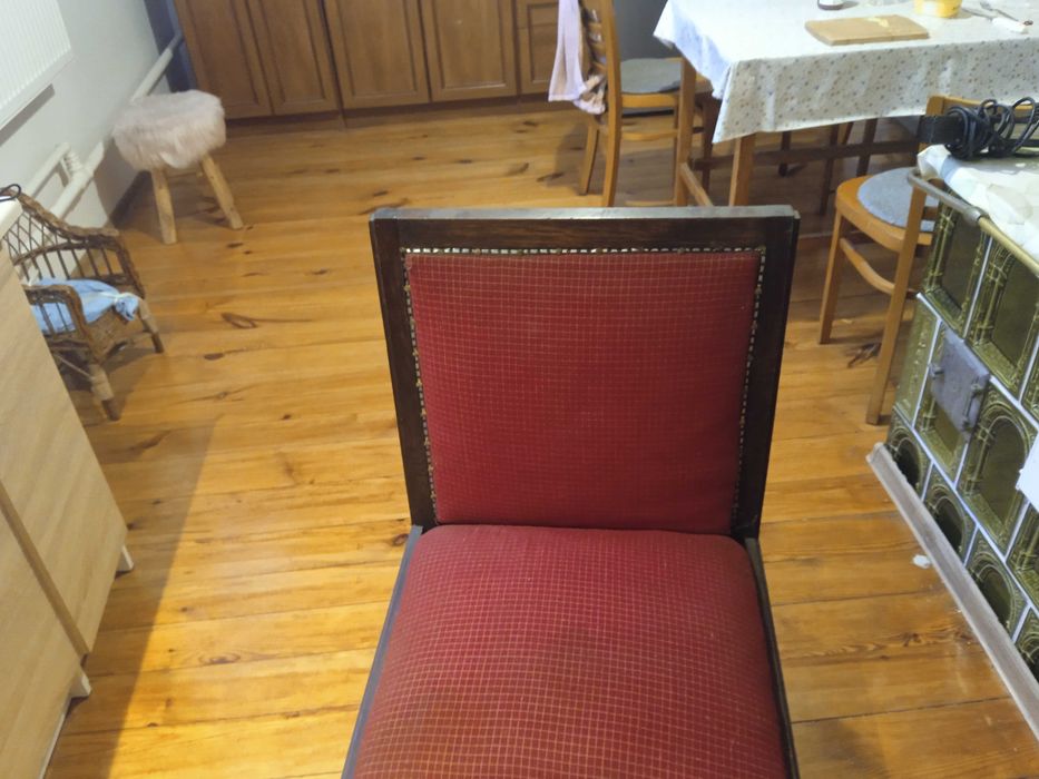 Stare dębowe tapicerowane meble z sądu