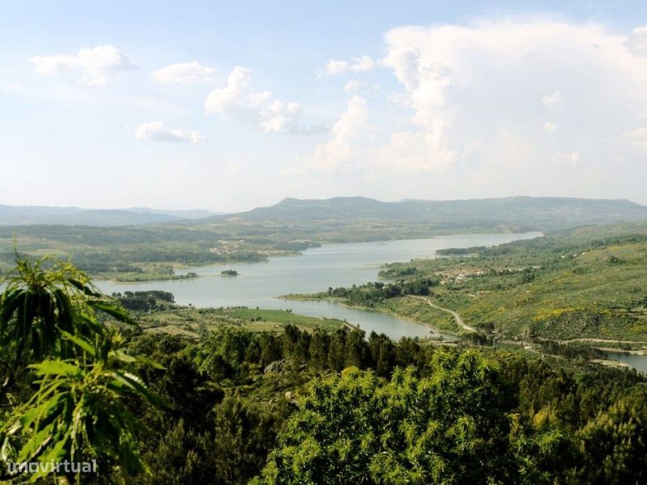 Moradia em Sernancelhe para investimento, com vistas sobre o campo