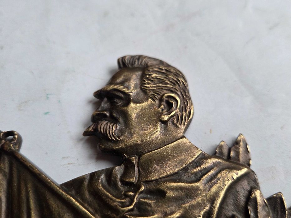 Plakieta Józef Piłsudski sztandar i laur (mosiężna)