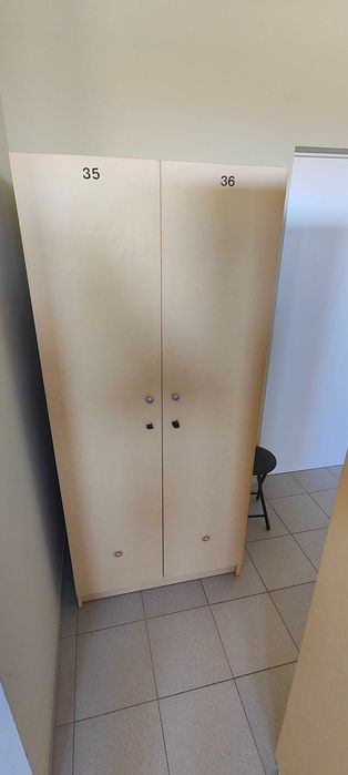 Szafka pracownicza drewniana.