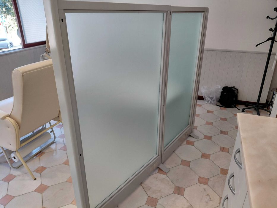 Biombos/Painéis de Vidro com caixilho de Metal - zonas de trabalho