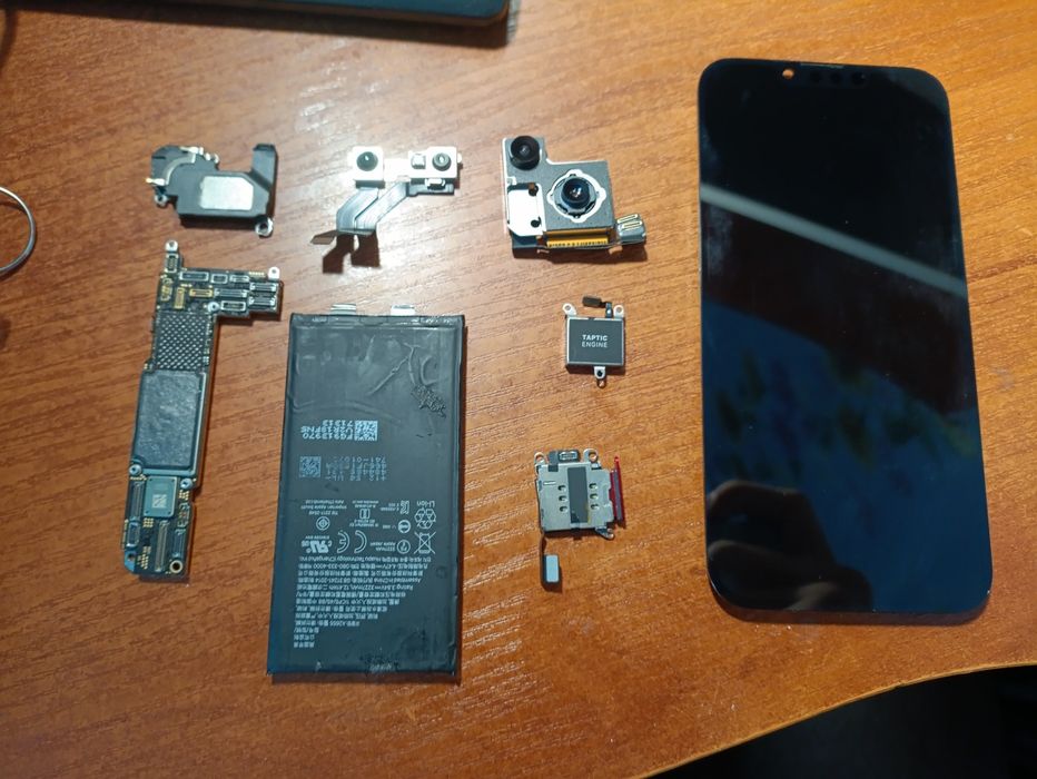 Продам запчастини на айфон 13
