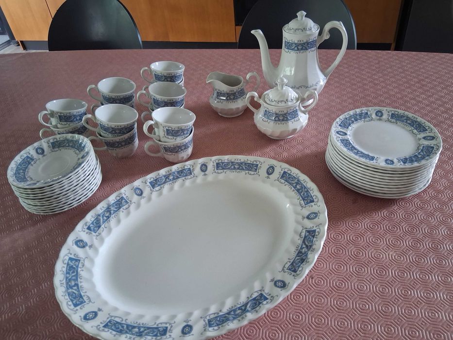 Conjunto de café, travessa e pratos