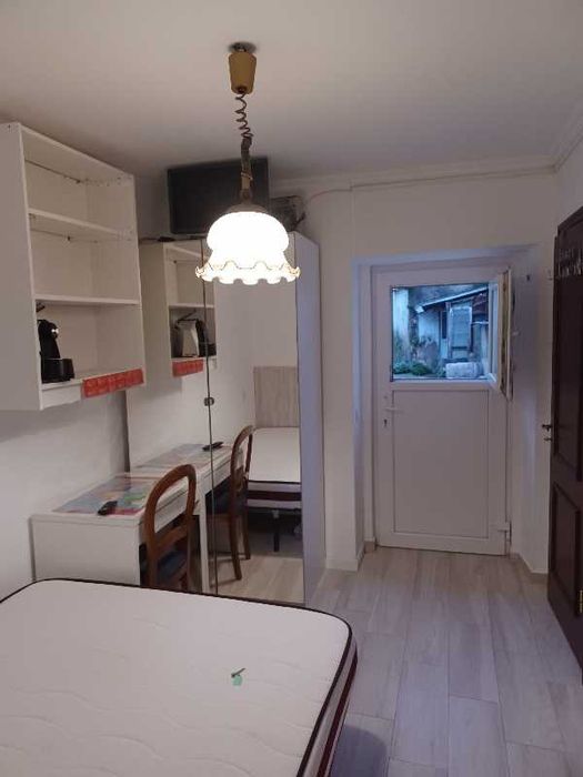 Quarto independente c/Wc para arrendar, em Almada