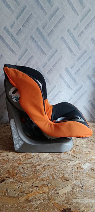 Дитяче автокрісло CHICCO.
 Автокрісло Chicco universal 9-18 кг. Регулю