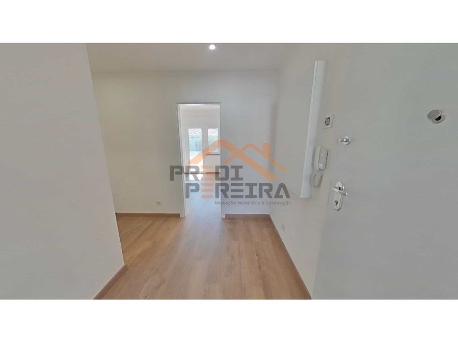 Apartamento T3 totalmente remodelado - Santo António dos Cavaleiros...