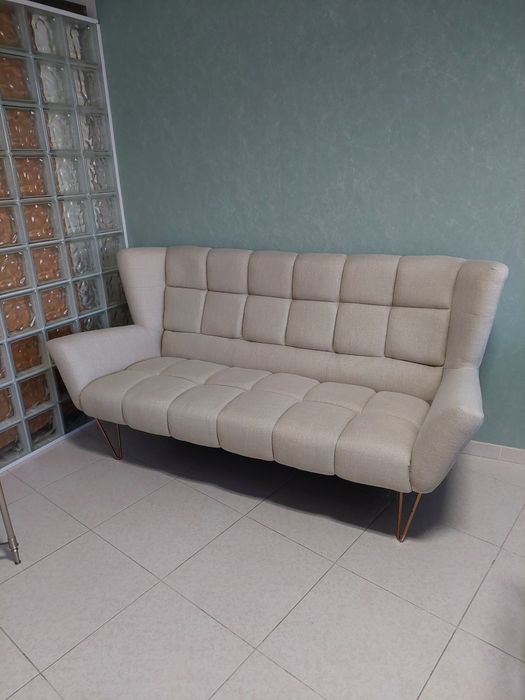 Lindíssimo sofá de três lugares como novo.