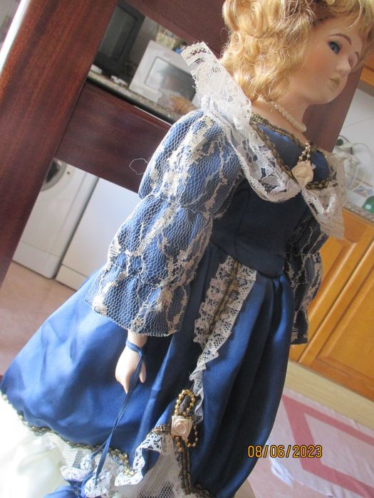Bonecas antigas, cabeça e mãos de porcelana