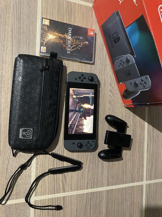 Konsola Nintendo Switch V2 + gra Dark Souls + etui