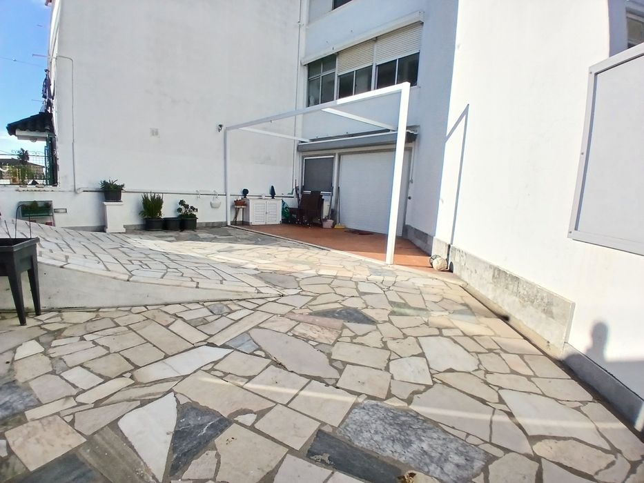 T2 Com Pateo em Alvide