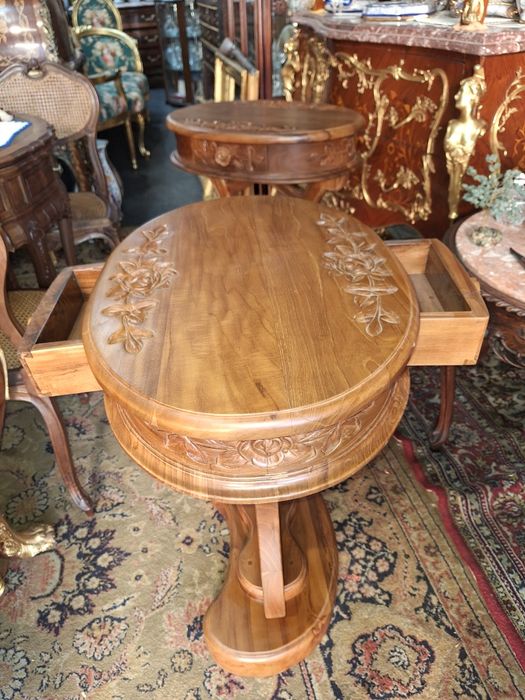 Pares de mesas de apoio ou cabeceira