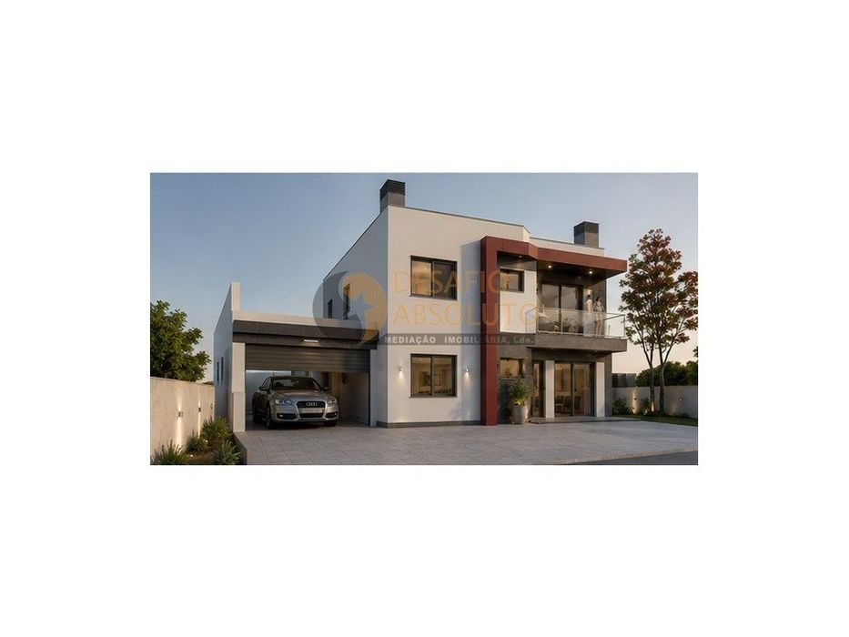Moradia Isolada Duplex T4 com garagem. Azeitão