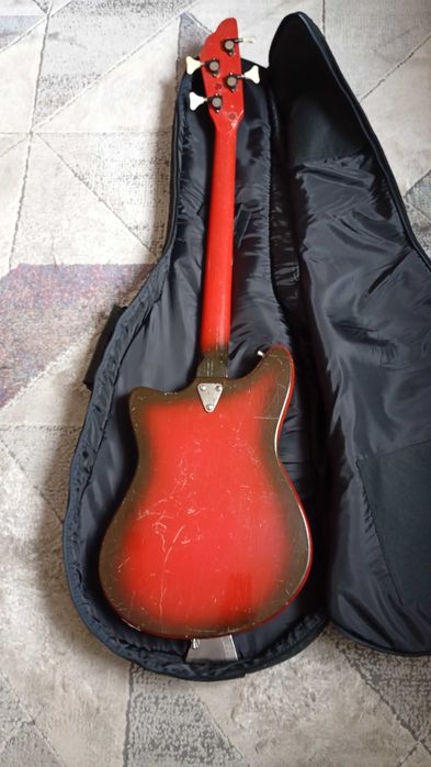 Gitara basowa Boston
