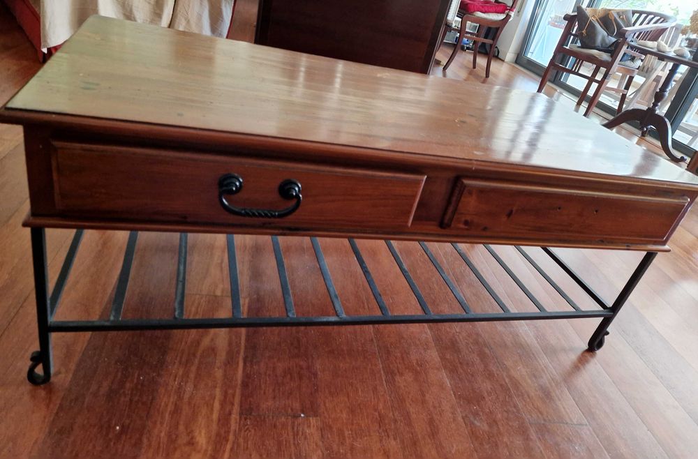 Mesa de Apoio  frente sofás