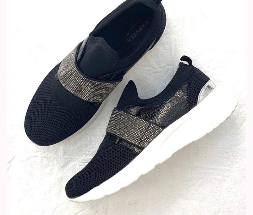 Чорні кросівки Carvela Connie з ремінцем зі стразами.