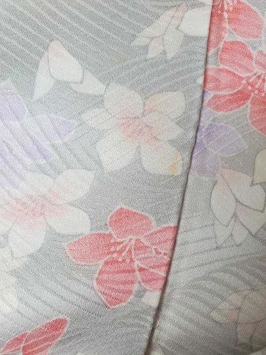 Jedwabne srebrne kimono komon japońskie w kwiaty różowe białe awase