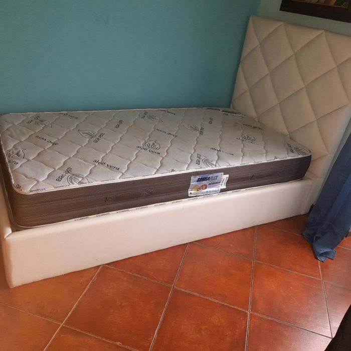 Cama, usada mas em bom estado.