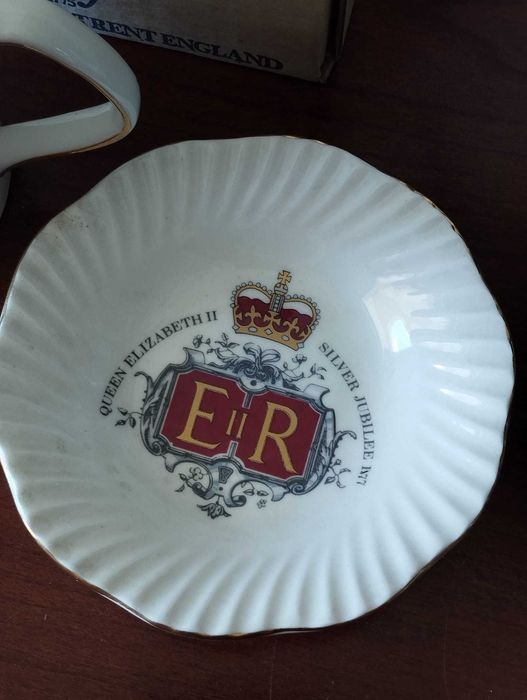 Caneca e Prato Jubileu 1977 Rainha Elizabeth II