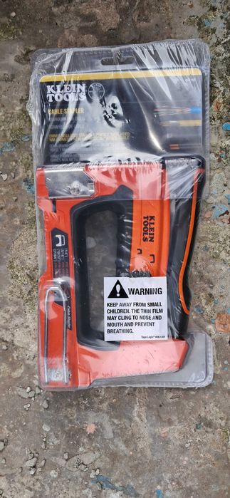 Klein Tools 450-100 Cable Stapler — ручний степлер (скобозабиватель) в упаковці.